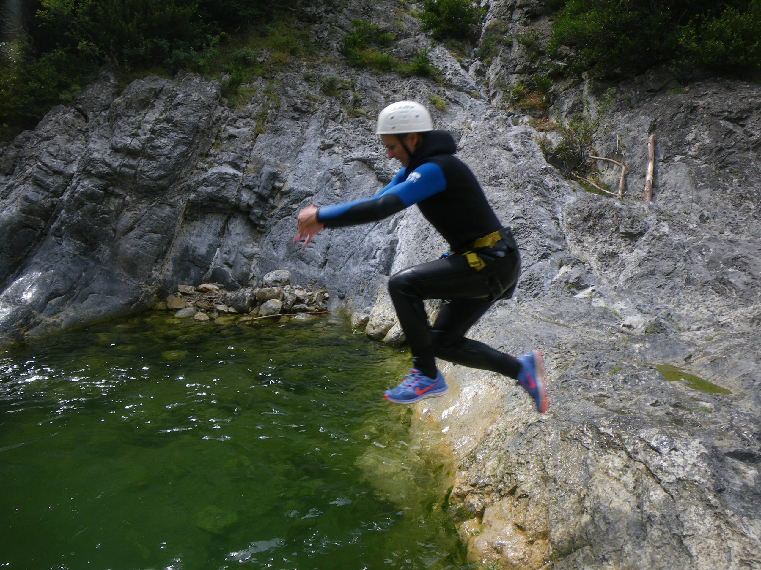 Saut dans une vasque pendant une sortie canyoning dans les gorges de Galamus près de Narbonne