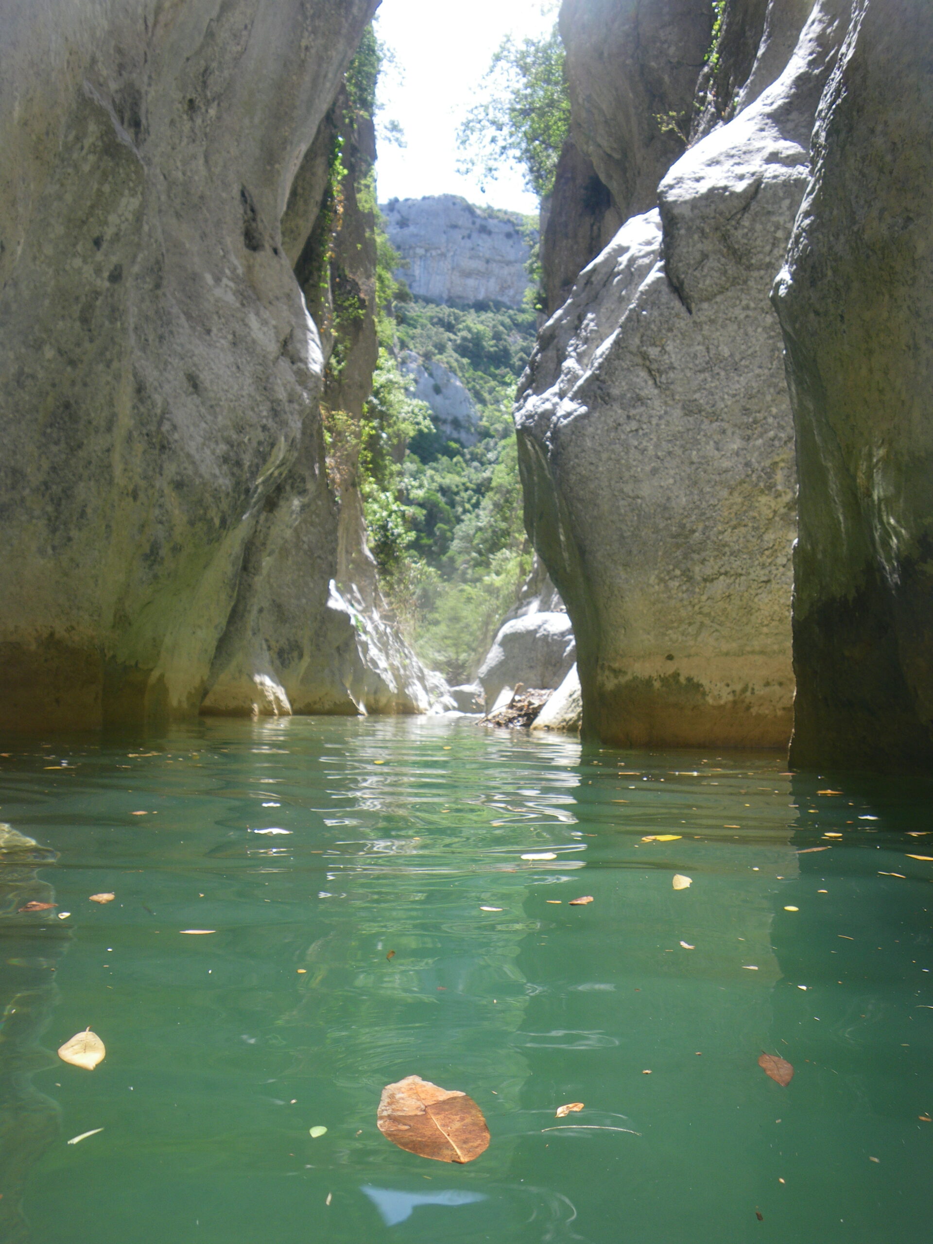 Paysage spectaculaire des gorges de Galamus dans l'Aude lieu de canyoning proche de Narbonne